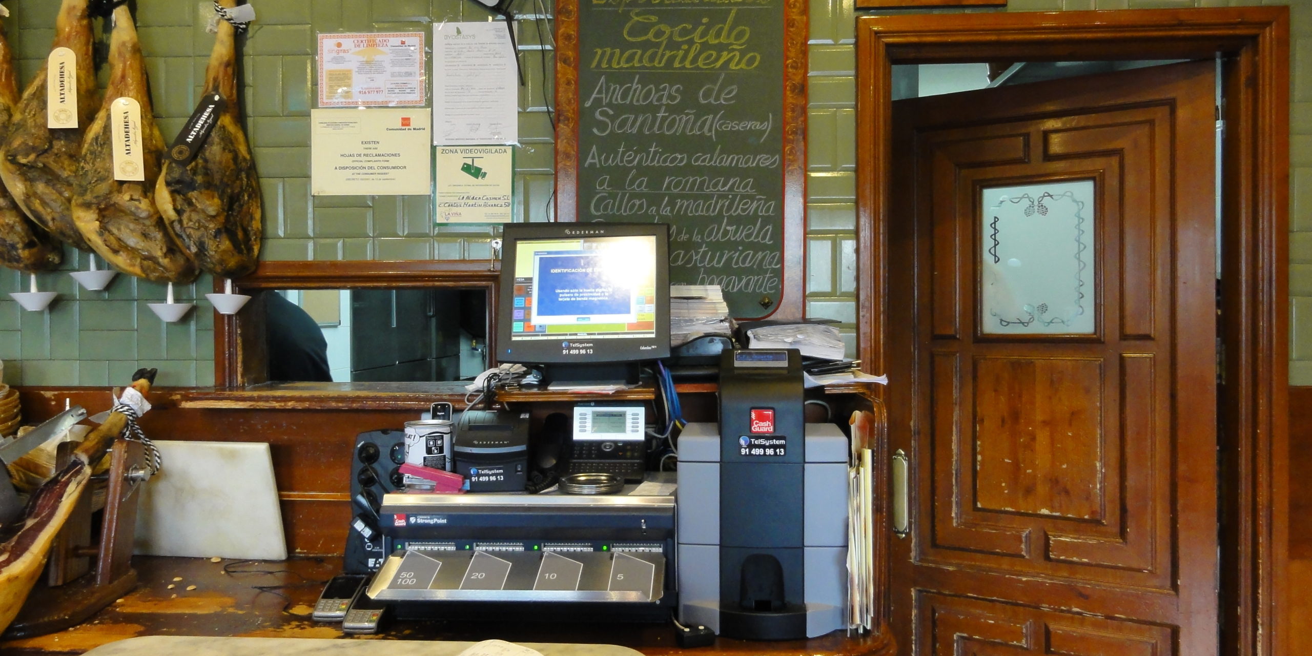 Instalacion CashGuard en Restaurante Cerveceria Cruz Blanca-Vallecas – Telsystem distribuidor oficial CashGuard-en-Cervecería-Cruz-Blanca