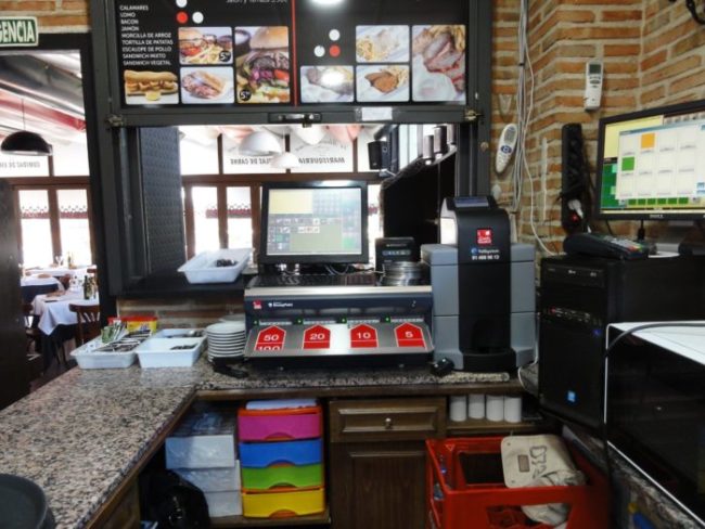 Instalacion cajon inteligente CashGuard en Restaurante La Paloma Blanca Telsystem distribuidor oficial Cashguard en La Blanca Paloma