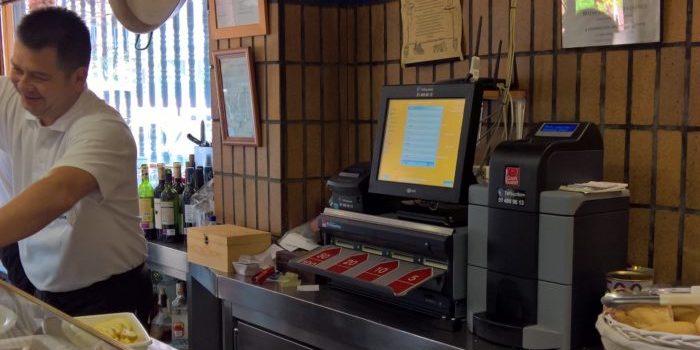 Instalacion cajon inteligente CashGuard Cafeteria Hannover – Telsystem distribuidores oficiales CashGuard en cafetería Hannover