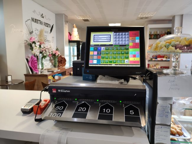 Instalación-de-CashGuard-en-panadería-Covrigaria-Telsystem-distribuidor-Oficial Instalación-de-CashGuard-en-panadería-Madrid
