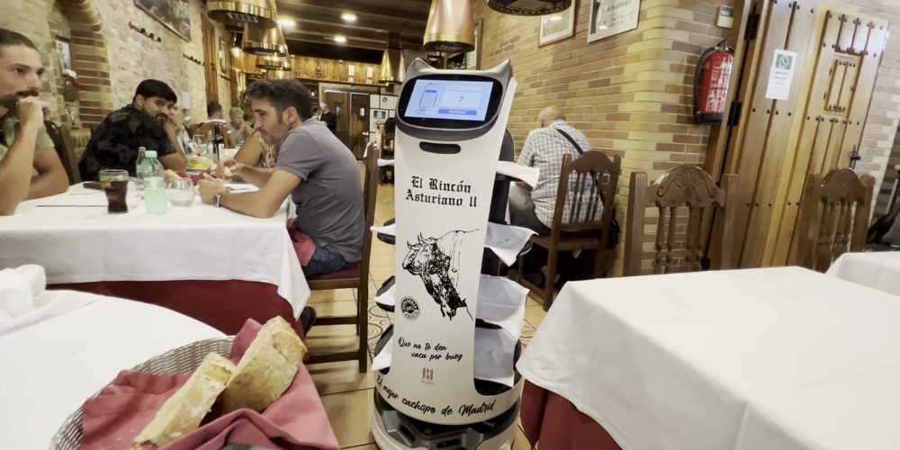 Mejora la experiencia de tus clientes con nuestros robots camareros para hostelería